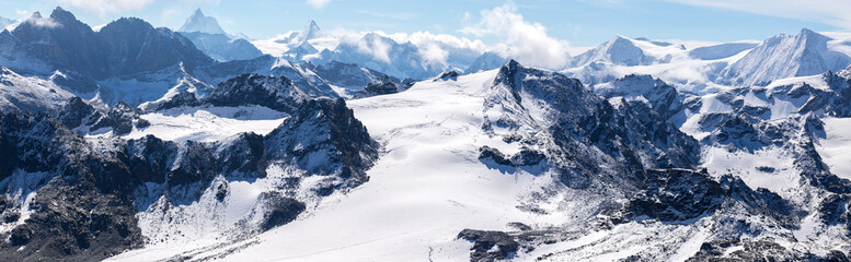 panorama sur les chaines de montagnes enneigées des Alpes suisses - obrazy, fototapety, plakaty