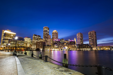 Naklejka premium Boston Skyline from Downtown Harborwalk at Night 