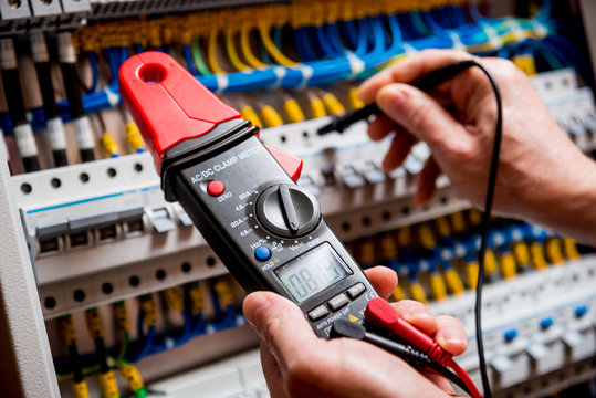 Electrical measurements with multimeter tester