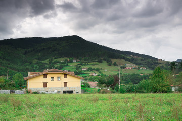 Fototapeta na wymiar Tradicional hogar vasco en las montañas 