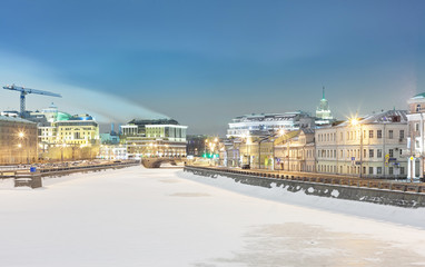 Fototapeta na wymiar Frozen and covered with snow, the Moskva River