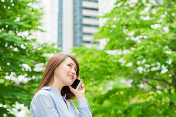 笑顔の女性　ビジネス　電話