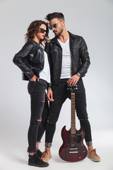 Obraz premium man looks at his woman while holding electric guitar