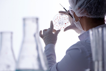 Female scientist researcher conducting an experiment in a labora - obrazy, fototapety, plakaty