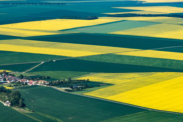 Vue a&eacute;rienne de champs de colza &agrave; Orphin dans les Yvelines en France
