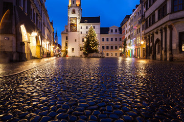 Nasser Marktplatz mit einem Weihnachtsbaum in Görlitz 