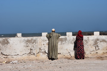 COUPLE MAROCAIN SUR LES REMPARTS D'ESSOUIRA, MAROC