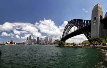 Naklejka premium Blick auf die Skyline von Sydney, die Sydney Harbour Bridge und das Sydney Opera House vom nördlichen Stadtteil Kirribilli aus.