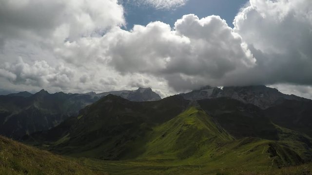 Drei T&uuml;rme Zeitraffer mit Wolken