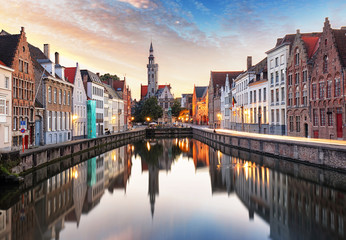 Brugge, België - Schilderachtig stadsgezicht met kanaal Spiegelrei en Jan Van Eyck Square