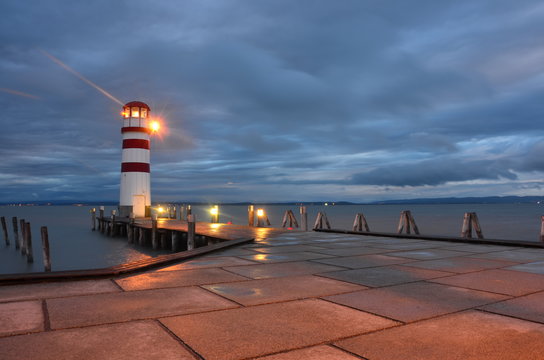 Leuchtturm in Podersdorf am Abend