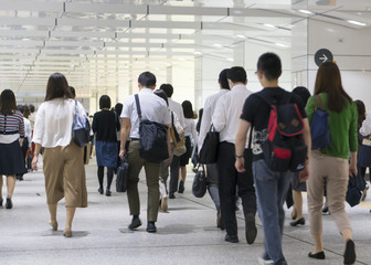 Obraz premium 通勤イメージ 朝の新宿 会社へ向かう人々