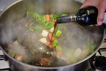 Küche Kräuter Schweinebraten - mit Rotwein ablöschen 1