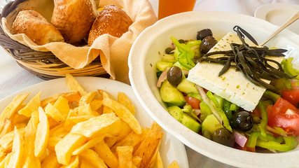 Yunan Mutfağı kızarmış patates ve yunan salata