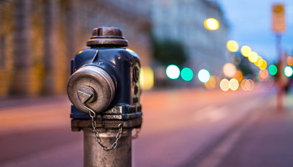 Hydrant am Abend, Lichter der Großstadt, Breitbild 