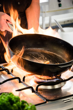 Feuer Flamme brennende Pfanne Koch K&uuml;che