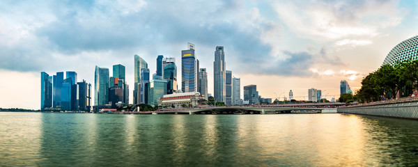 Fototapeta premium Singapore business district skyline during sunset. Group of skyscrapers at Marina Bay, Singapore.