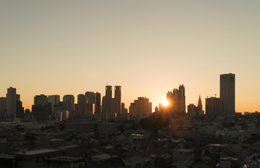 東京風景　新宿高層ビル群　日の出　太陽光線