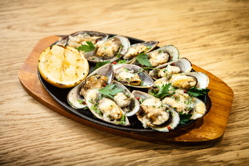 Baked mussels with cheese