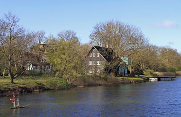 Fototapeta na wymiar canal Stadsgraven and wooden houses