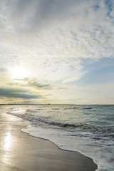 ein schöner Strand und ein toller Himmel an der Ostsee