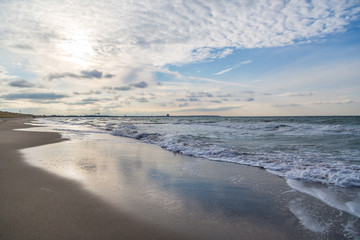 ein schöner Strand und ein toller Himmel an der Ostsee