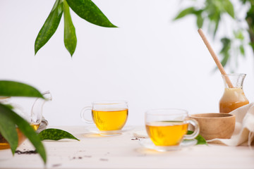 Tasses de thé vert sur table