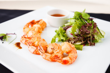 Tempura shrimps with salad