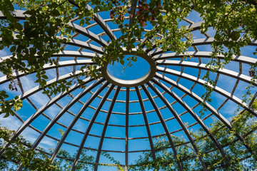 Roses covered dome with blue sky © Matthias