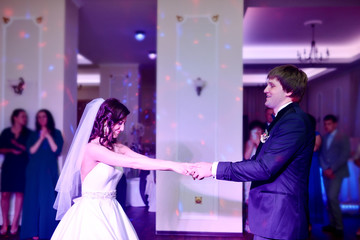 Obraz premium Wedding couple in the restaurant is dancing