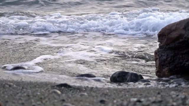 onde del mare che bagnano i sassi sulla spiaggia 