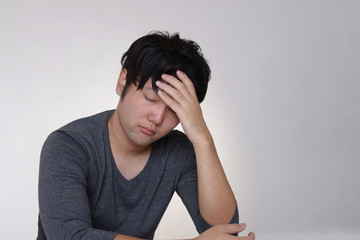 憂鬱な表情の男性