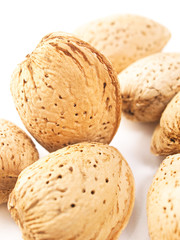 Almendras marcona. Vista de cerca macro sobre fondo blanco