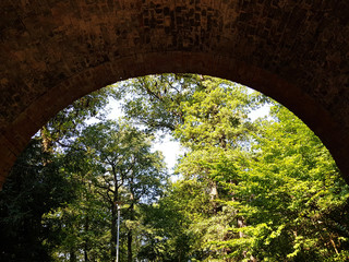 Romatischer Blick durch Steinbogen © zeralein