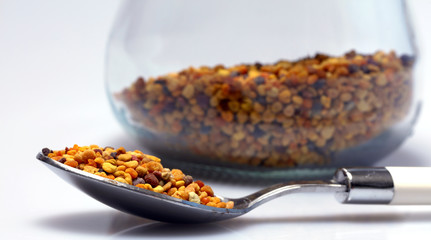 Blütenpollen Propolis auf einem Löffel und im Glas