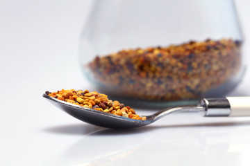 Blütenpollen Propolis auf einem Löffel und im Glas