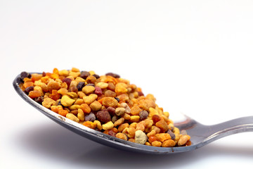 Blütenpollen Propolis auf einem Löffel