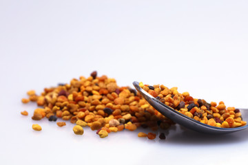 Blütenpollen Propolis auf einem Löffel