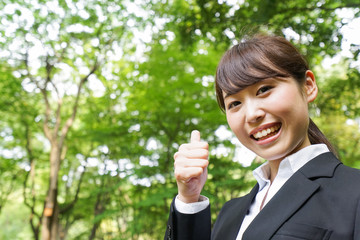 OKサインをする若いビジネスウーマン