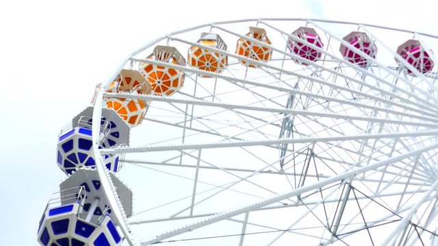 Buntes schones Riesenrad frei vor Himmel 