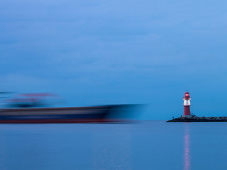 Westmole in Warnemünde mit Leuchtturm (Molenfeuer)