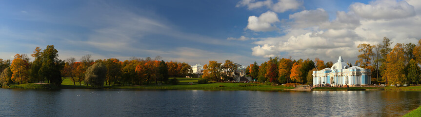 Fototapeta na wymiar Panorama of the autumn park