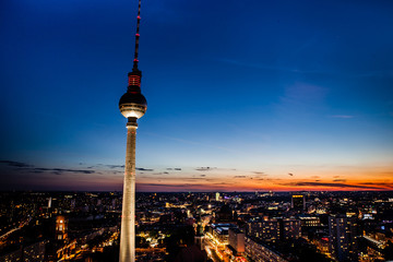 Der Berliner Fernsehturm bei Nacht