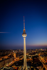 Berliner Fernsehturm bei Nacht