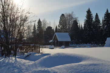 Домик в лесу под снегом