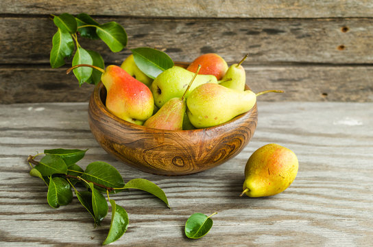 Ripe pears in a wooden Cup