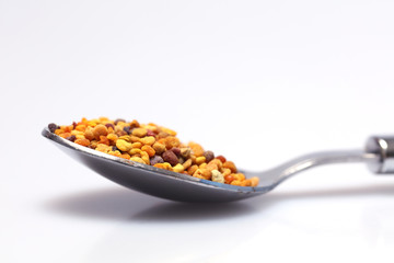 Blütenpollen Propolis auf einem Löffel