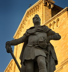 Statue von Ferdinand I. de Medici vor der Kathedrale von Arezzo