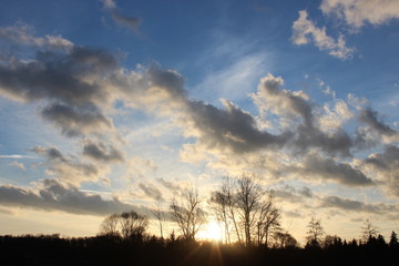 Fototapeta na wymiar Aufgewühlter Himmel mit Sonnenuntergang