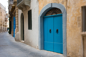 Fototapeta na wymiar Narrow street in Mosta, Malta